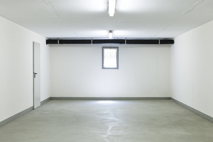 Leerer Kellerraum mit grauem Boden